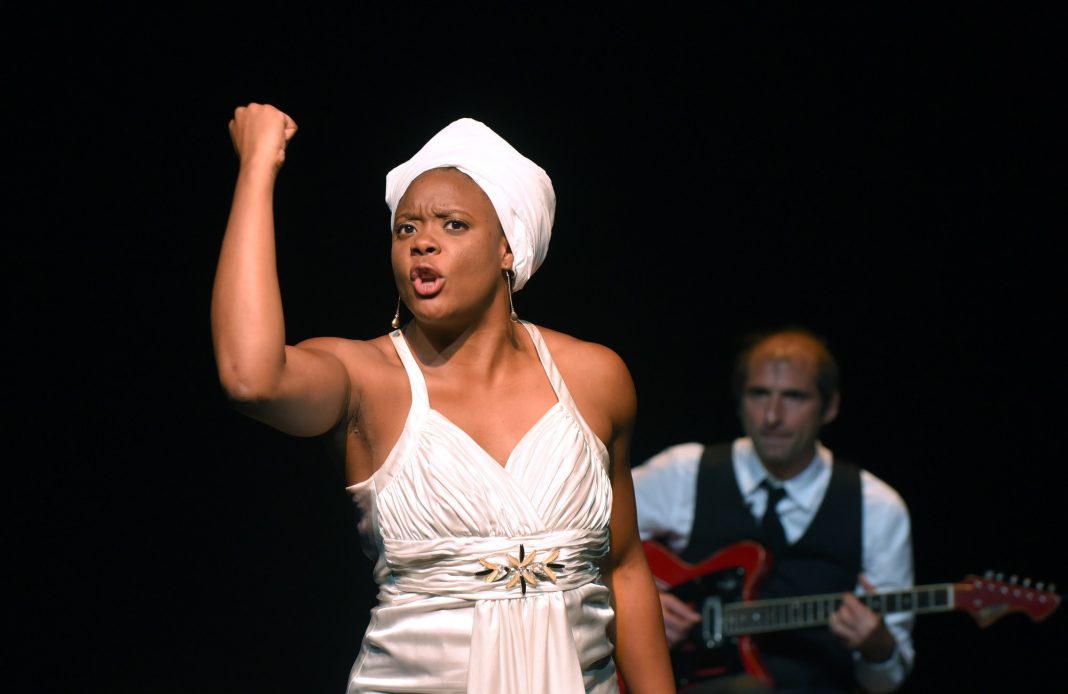 Portrait de Ludmilla en Nina Simone - David Lescot - Ludmilla Dabo - Theatre - Soul - Jazz - Diva - Chanson - SYMA News - Theatre de la ville - Espace Cardin - Florence Yeremian - Racisme - Afro-Américain - Ségrégation - USA