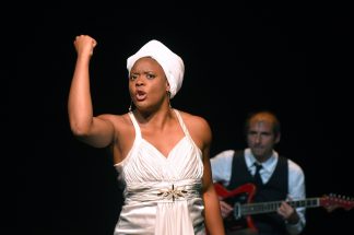 Portrait de Ludmilla en Nina Simone - David Lescot - Ludmilla Dabo - Theatre - Soul - Jazz - Diva - Chanson - SYMA News - Theatre de la ville - Espace Cardin - Florence Yeremian - Racisme - Afro-Américain - Ségrégation - USA
