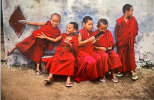 McCurry-photo-enfants-rouge-syma-Bylakuppe-inde-2001-