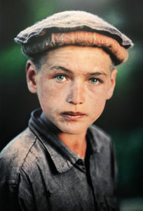 Nuristan-afghanistan-1990-mc-curry-enfant-photographie