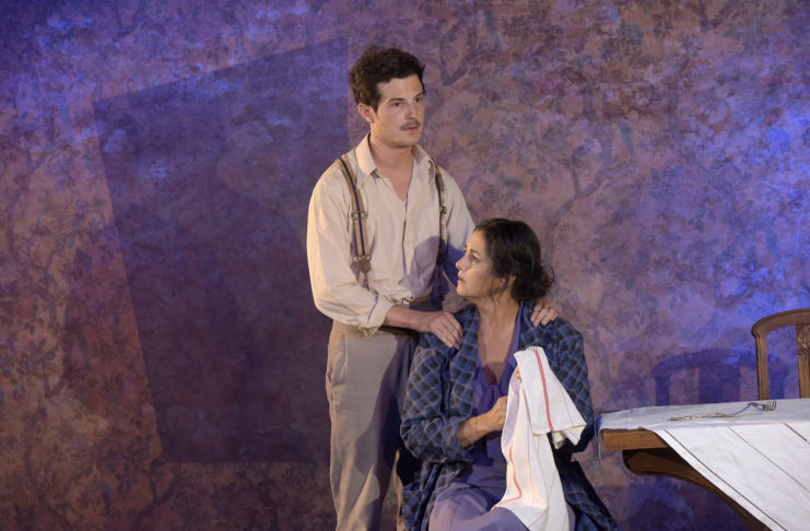 La ménagerie de verre : une pièce à la mélancolie diffuse La ménagerie de verre - Tennessee Williams - Théâtre de pOCHE _ theatre - Florence Yeremian - Syma News - Syma Mobile - Pascal Gely - Cristiana Reali - Ophelia Kolb -Charlotte Rondelez - Montparnasse - Paris