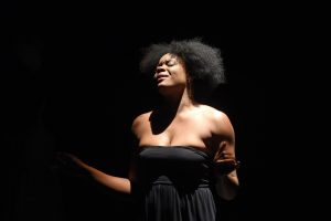 Portrait de Ludmilla en Nina Simone - David Lescot - Ludmilla Dabo - Theatre - Soul - Jazz - Diva - Chanson - SYMA News - Theatre de la ville - Espace Cardin - Florence Yeremian - Racisme - Afro-Américain - Ségrégation - USA