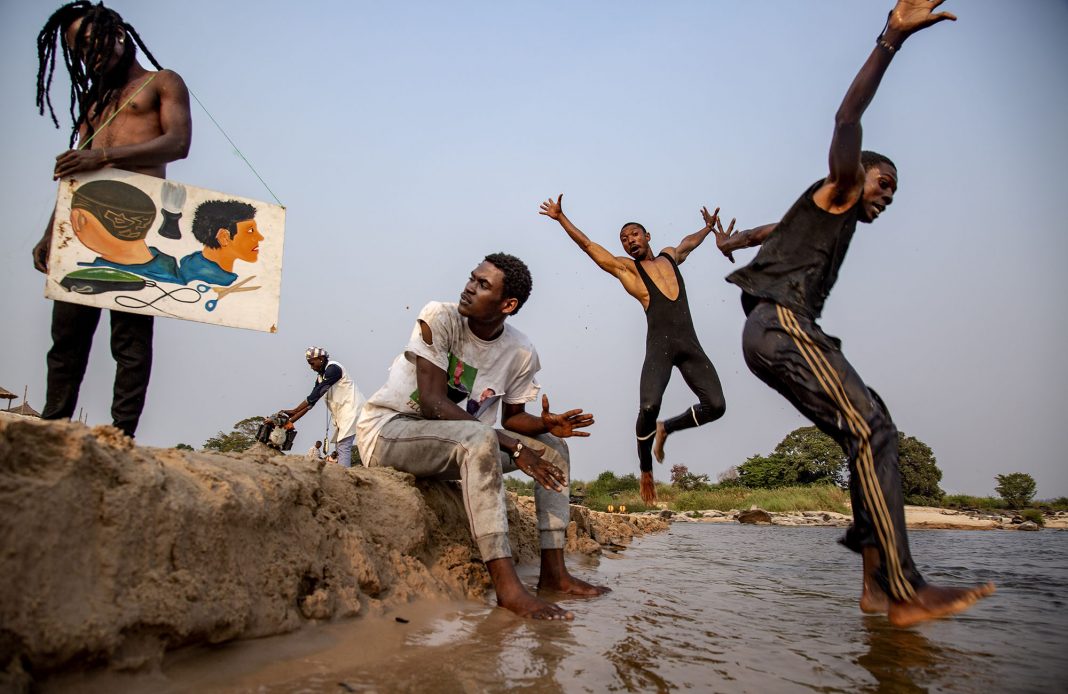 Baudouin Mouanda - SYMA News - Congo - Florence Yeremian - ephemeres - faim - Baudoin Mouanda - brazza - brazzaville - brazza art galerie - galerie - sandra plachesi - congo - art - expo - exposition - exhibition - photo - photographie - photographe - guerre - war - RDC - SAPE - sapeur - mode - fashion - congolese - afrique - Africa