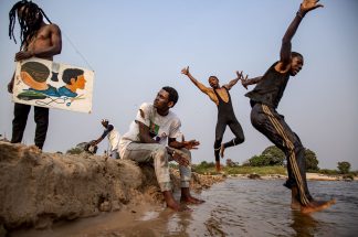 Baudouin Mouanda - SYMA News - Congo - Florence Yeremian - ephemeres - faim - Baudoin Mouanda - brazza - brazzaville - brazza art galerie - galerie - sandra plachesi - congo - art - expo - exposition - exhibition - photo - photographie - photographe - guerre - war - RDC - SAPE - sapeur - mode - fashion - congolese - afrique - Africa