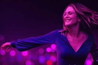 Gloria - Gloria Bell - Julianne Moore - Cinquantaine - femme - woman - women - solitude - divorcée - Sebastian Lelio - John Turturro - Love - Amour - Syma News - Florence Yeremian - film - cinéma - Caren Pistorius - Michael Cera - Brad Garrett