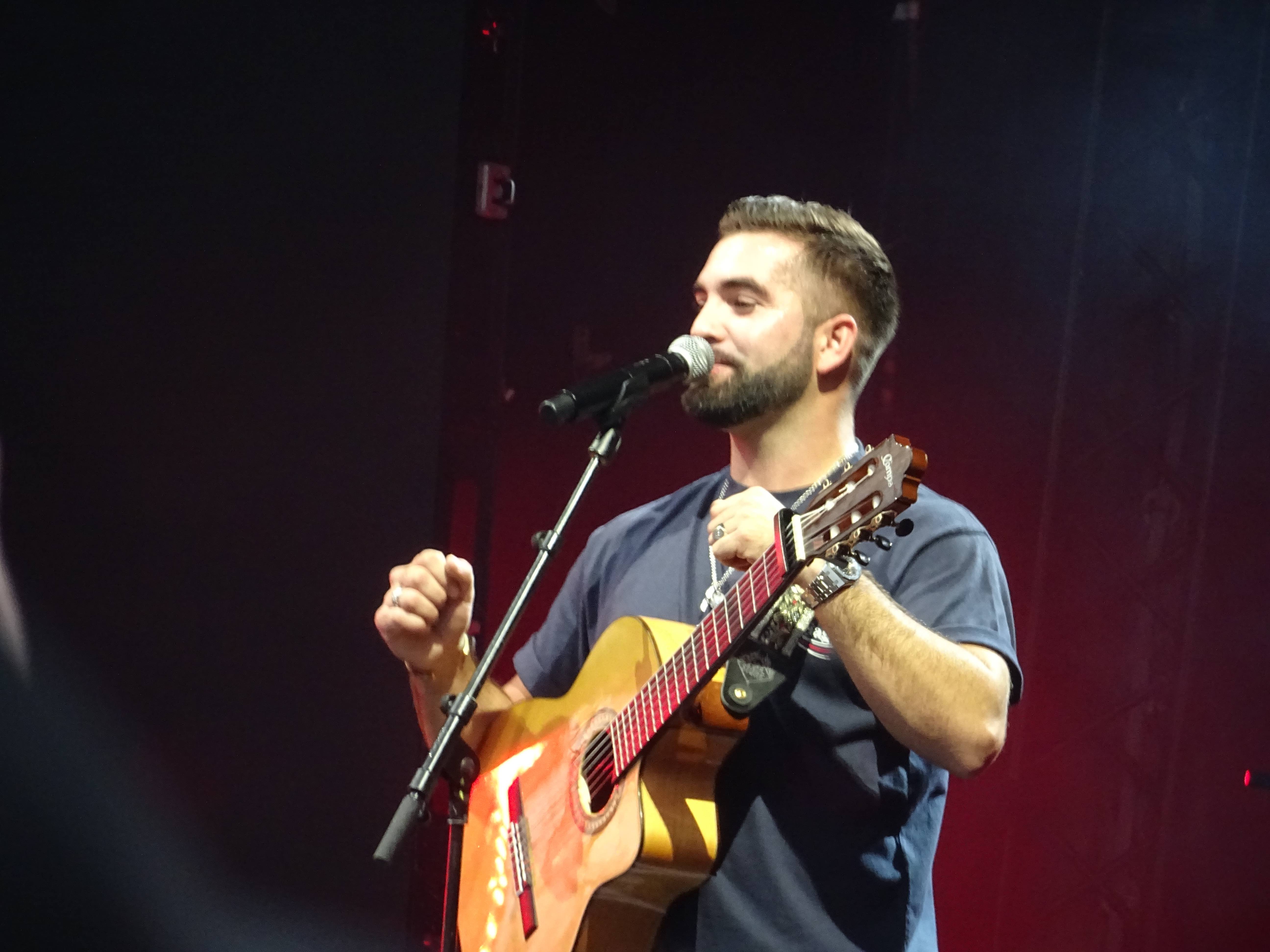 Kendji Girac - Westfield Carré Sénart - showcase - Kendji - scène