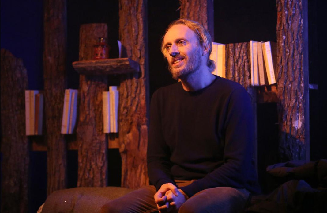 Dans les forets de siberie - Sylvain Tesson - william Mesguich - Theatre - Théâtre de la Huchette - Paris - spectacle - livre - film - aventure - safy Nebbou - poésie - solitude - Mesguich - avignon - piece - syma news - florence yeremian