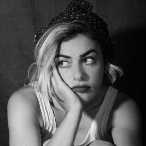 Eva Rami - comedienne - artiste - actrice - syma news - theatre - théâtre de la huchette - paris - spectacle - seule en scene - femme - florence yeremian - syma news