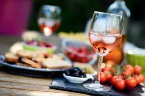 vin, vin blanc, rosé, sauvignon, piscine, dîner, apéro, apéritif, dîner entre amis, été, poisson, salade, fruits de mer, grillades, barbecue, Languedoc-Roussillon, Lemnos, vin grec, vins du monde, Bandol, accord mets vin, gastronomie, oenologie, art de vivre, symanews, mazarine yeremian