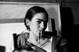 Frida kahlo - syma news - florence yeremian - galerie de linstant - Julia Gragnon - expo - exposition - lucienne bloch - artiste mexique - femme - photo - photographe - exhibition - paris - usa - mexico - noir et blanc