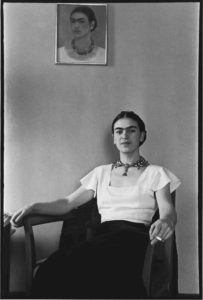 Frida kahlo - syma news - florence yeremian - galerie de linstant - Julia Gragnon - expo - exposition - lucienne bloch - artiste mexique - femme - photo - photographe - exhibition - paris - usa - mexico - noir et blanc - portrait -