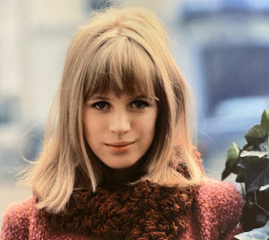 Faithfull-marianne-sixties-chanteuse-expo-theoule-syma-news-gopikian-yeremian