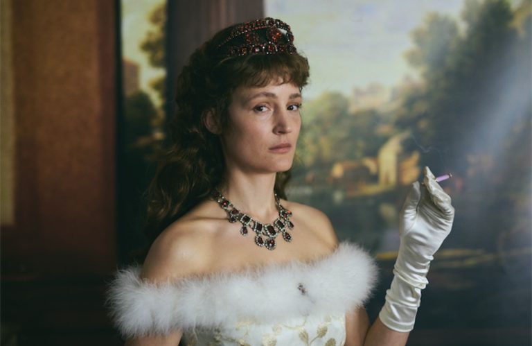Corsage-sissi-film-symanews-gopikian