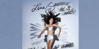 Lena Situations sur la scène de l’Accor Arena pour célébrer ses 10 ans de vlogs d’août Lena Situations - Accor Arena Paris - vlogs d'août - anniversaire - au revoir -